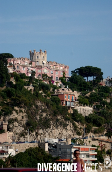 Nice villa sur les collines  pres du port.