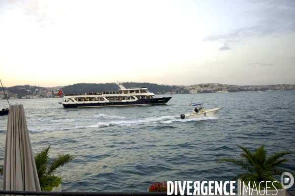 Decouverte du bosphore par la mer. crusing into bosphorus.