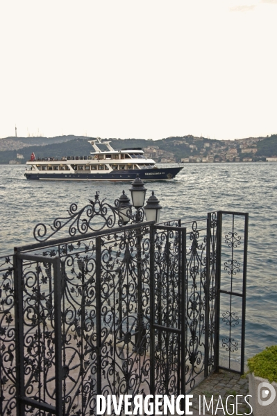 Decouverte du bosphore par la mer. crusing into bosphorus.