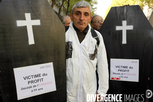 Manifestation pour un procès de l amiante et contre la suppression du juge d instruction.
