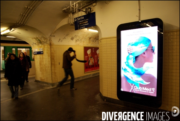 Nouvel affichage publicitaire sur écran LCD (développé par Samsung) dans le métro parisien. 2 décembre 2008.