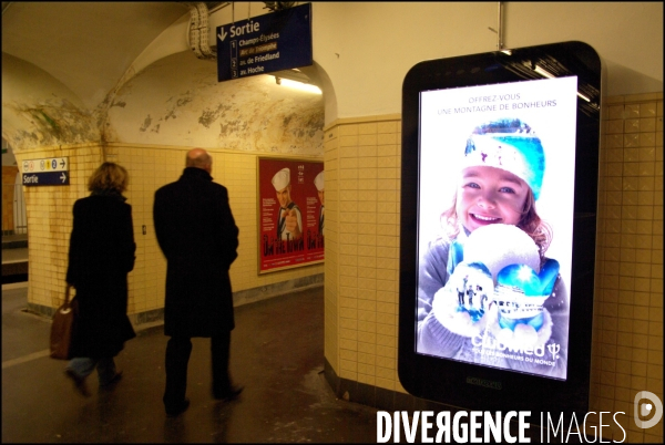 Nouvel affichage publicitaire sur écran LCD (développé par Samsung) dans le métro parisien. 2 décembre 2008.