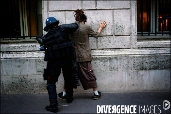 Arrestations lors d une manifestation  anti Sarkozy  sur le boulevard Saint Michel a Paris. Le 9 Mai 2007.