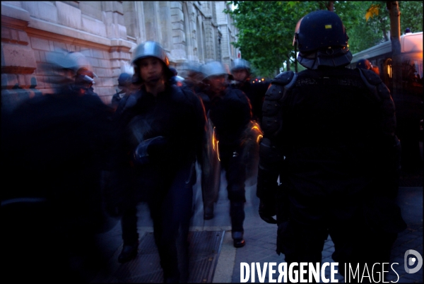 Arrestations lors d une manifestation sur le boulevard Saint Michel a Paris. Le 9 Mai 2007.
