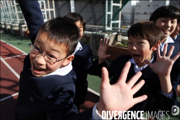 Ecoliers japonais jouant dans la cour / Children playing into a schoolyard
