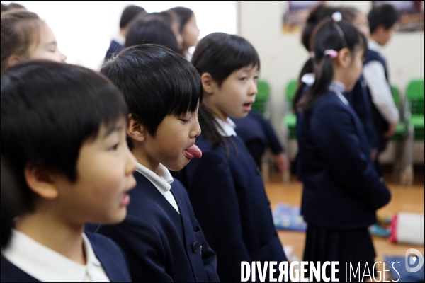 Ecoliers japonais dans leur classe / Children playing into a classroom