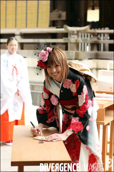 L actrice japonaise Minami AKINA se rend au temple pour la cérémonie d accession à la majorité / The japanese actress Minami AKINA goes to the shrine for the majority access celebration
