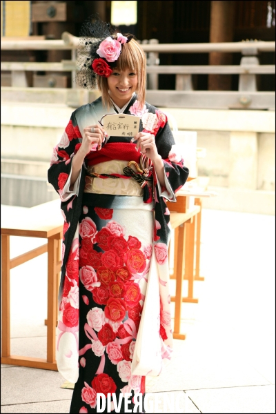 L actrice japonaise Minami AKINA se rend au temple pour la cérémonie d accession à la majorité / The japanese actress Minami AKINA goes to the shrine for the majority access celebration