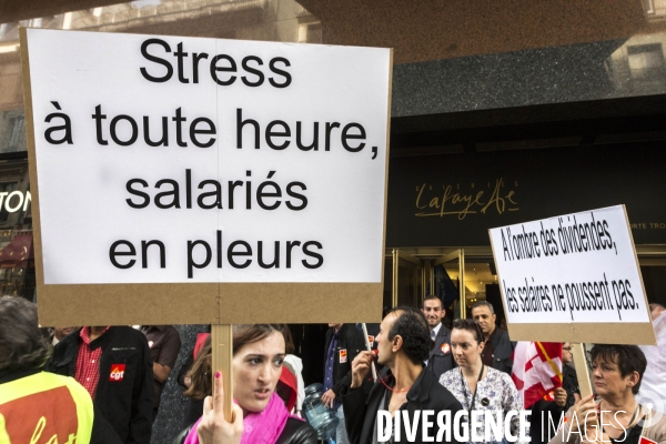 Manifestation aux Galeries Lafayette Haussmann