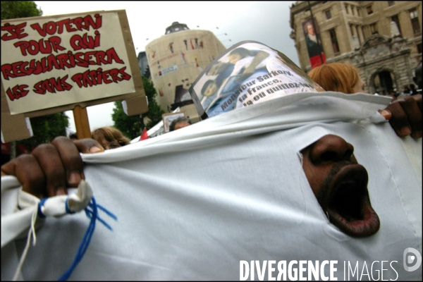 Manifestation contre le CESEDA (loi Sarkozy sur l immigration), Paris le 13 mai 2006.