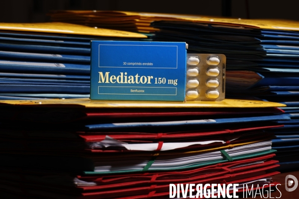 Médiator, portrait du Dr COURTOIS et illustration médicament.