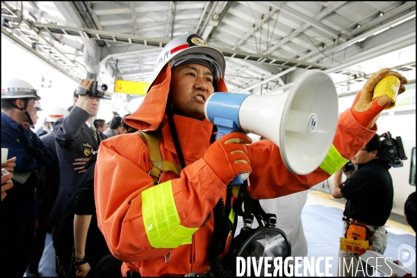 Entrainement des pompiers contre une attaque terroriste dans le metro de Tokyo - Japon
