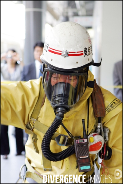 Entrainement des pompiers contre une attaque terroriste dans le metro de Tokyo - Japon