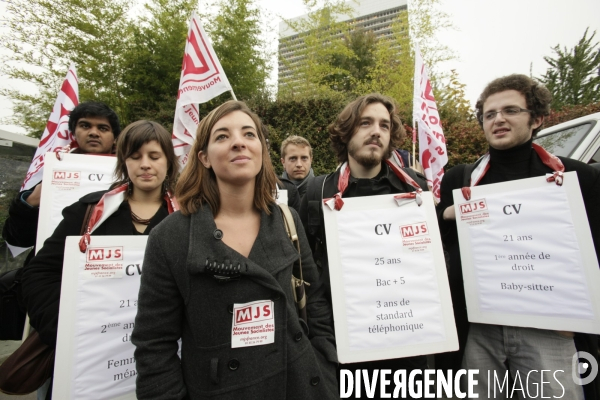 Manifestation du collectifÊ Sauvons les riches devant le Conseil général des Hauts-de-Seine.