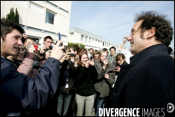 Le comedien vincent lindon accompagne francois bayrou candidat udf a l election presidentielle de 2007 , ici en deplacement en bretagne .