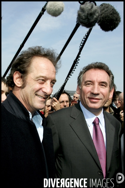 Le comedien vincent lindon accompagne francois bayrou candidat udf a l election presidentielle de 2007 , ici en deplacement en bretagne .