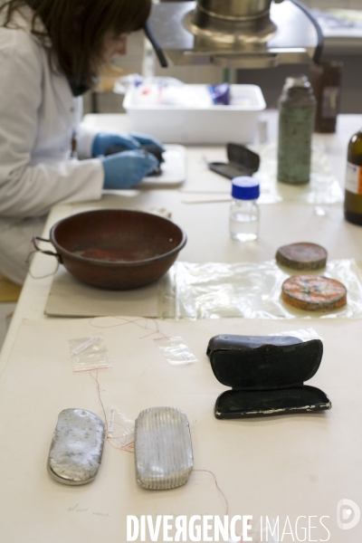 Le laboratoire de conservation du Musée d Auschwitz, spécialisé dans la préservation des objets, papiers et documents ainsi que des matériaux utilisés dans les batiments du camp.