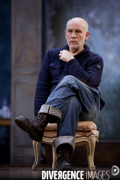 John Malkovich met en scène  Les liaisons dangereuses  d après Choderlos de Laclos, au théatre de l Atelier