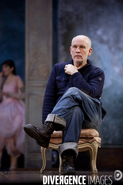 John Malkovich met en scène  Les liaisons dangereuses  d après Choderlos de Laclos, au théatre de l Atelier