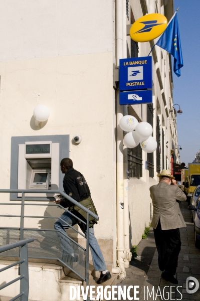 La Poste / La Banque postale : journée ordinaire dans une agence parisienne