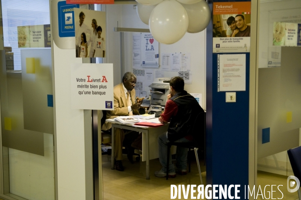 La Poste / La Banque postale : journée ordinaire dans une agence parisienne