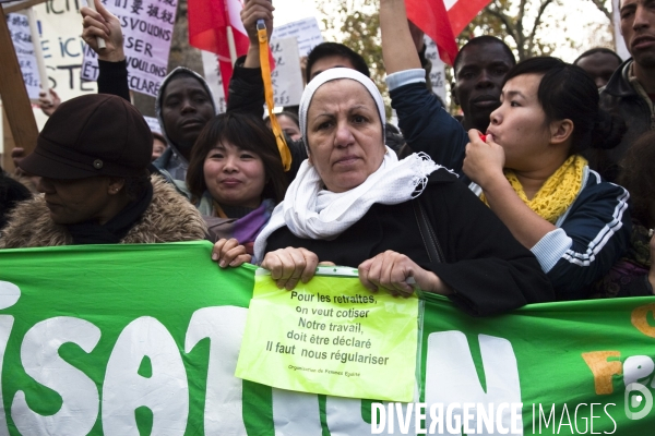 Rassemblement de travailleurs sans-papiers pour exiger leur régularisation.