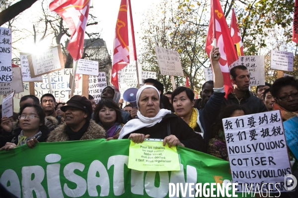 Rassemblement de travailleurs sans-papiers pour exiger leur régularisation.