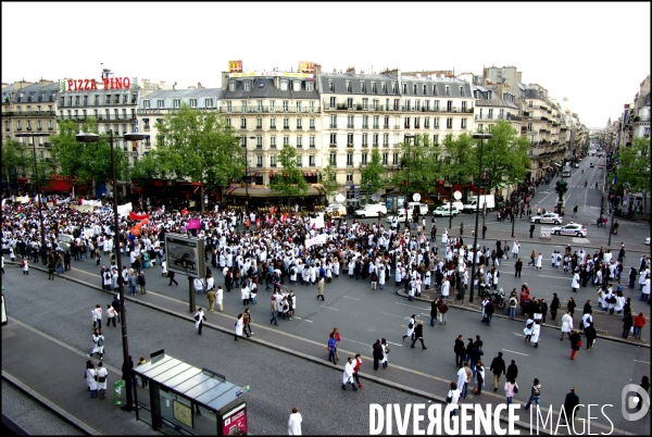 Manifestation du personnel hospitalier en grève contre les réformes  Bachelot . Paris le 28 avril 2009.