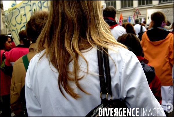 Manifestation du personnel hospitalier en grève contre les réformes  Bachelot . Paris le 28 avril 2009.