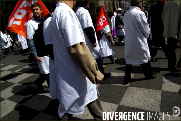 Manifestation du personnel hospitalier en grève contre les réformes  Bachelot . Paris le 28 avril 2009.