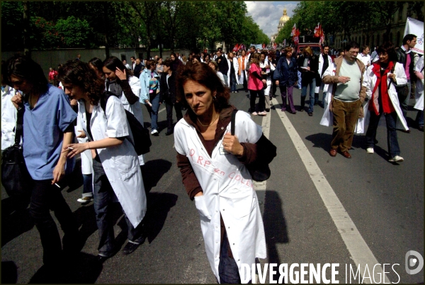 Manifestation du personnel hospitalier en grève contre les réformes  Bachelot . Paris le 28 avril 2009.