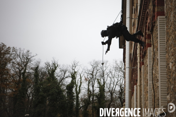 Creation de la fipn ( force d   intervention de la police nationale )
