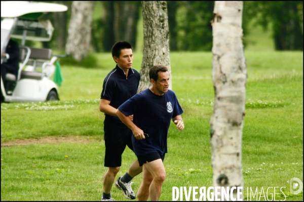 Sommet du G8 - Nicolas SARKOZY fait son footing matinal aux abords de l hotel Windsor
