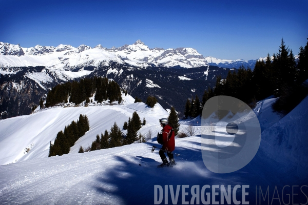 Chaîne des Aravis et skieuse