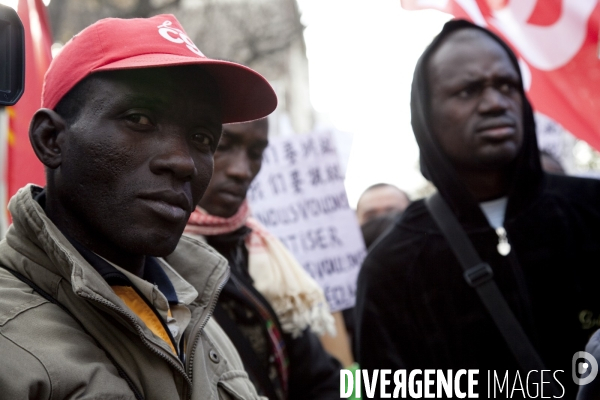 Rassemblement de travailleurs sans-papiers pour exiger leur régularisation.