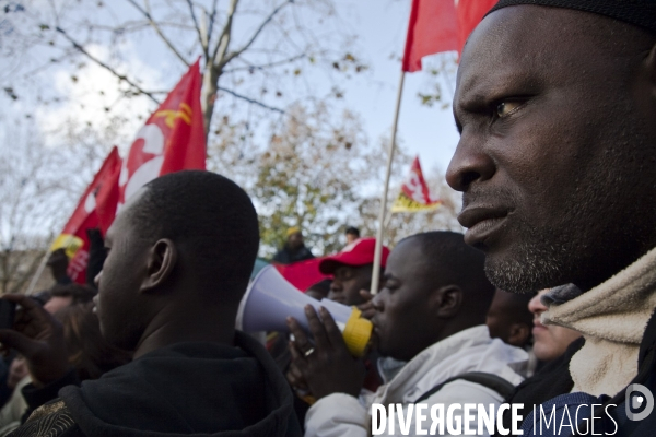 Rassemblement de travailleurs sans-papiers pour exiger leur régularisation.