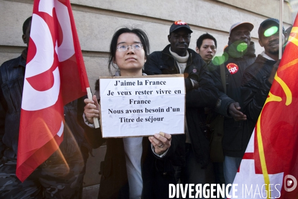 Rassemblement de travailleurs sans-papiers pour exiger leur régularisation.