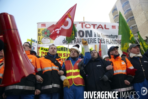 Rassemblement devant le siège de Total.