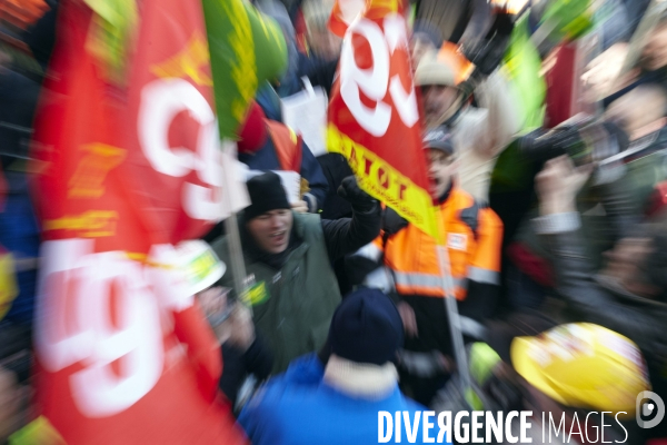 Rassemblement devant le siège de Total.
