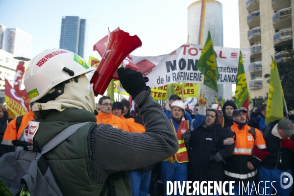 Rassemblement devant le siège de Total.