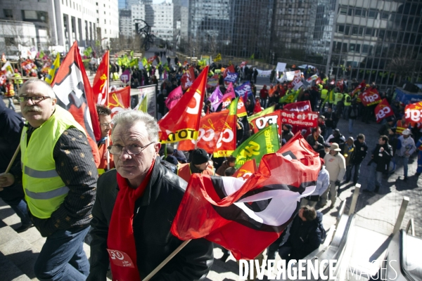 Rassemblement devant le siège de Total.