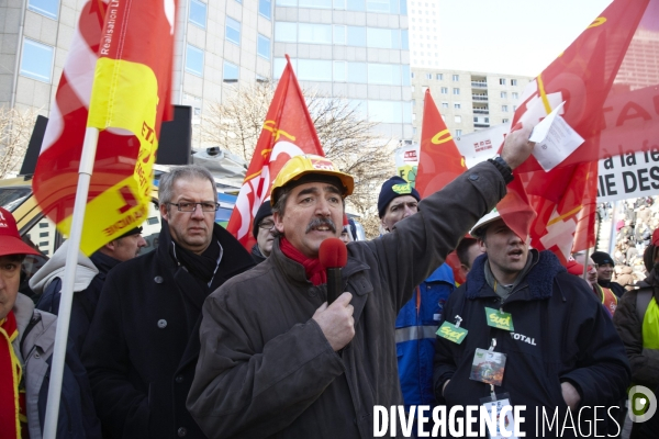 Rassemblement devant le siège de Total.