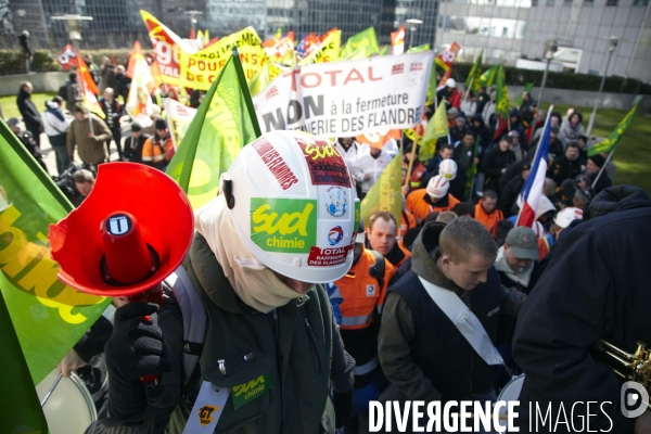 Rassemblement devant le siège de Total.