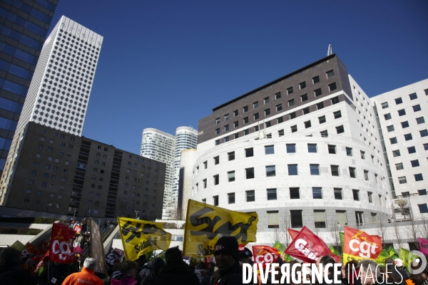 Rassemblement devant le siège de Total.