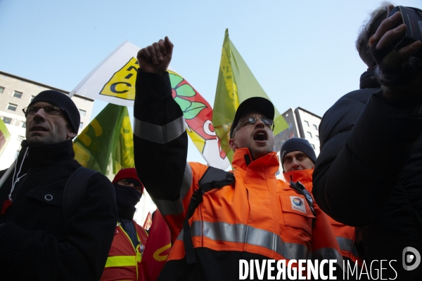 Rassemblement devant le siège de Total.