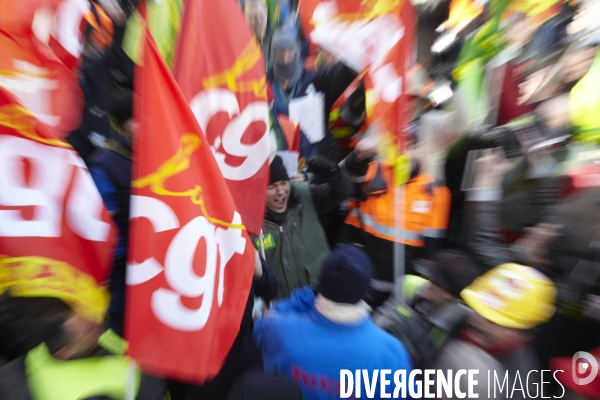 Rassemblement devant le siège de Total.