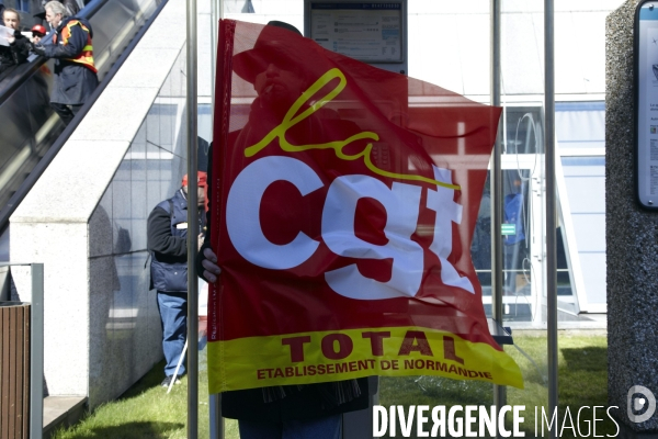 Rassemblement devant le siège de Total.