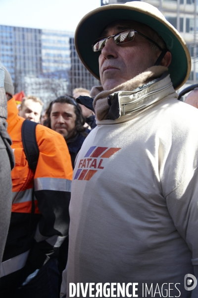 Rassemblement devant le siège de Total.