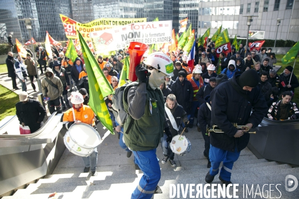 Rassemblement devant le siège de Total.