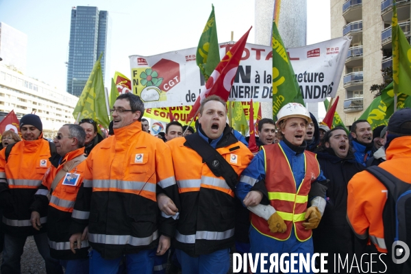 Rassemblement devant le siège de Total.